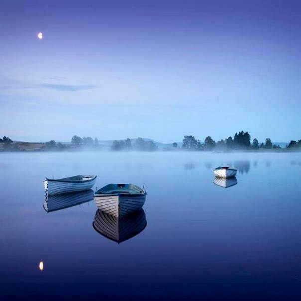 Sur les eaux dormantes du lac