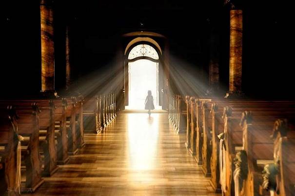 Alice entre dans l’église