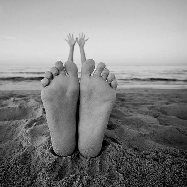 Haut les mains ! Bas les pieds