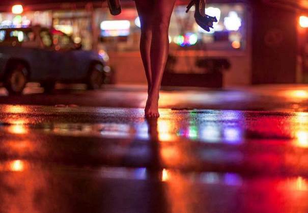 Nue sous la pluie