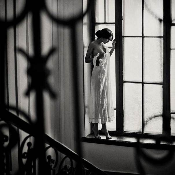 Une femme à la fenêtre