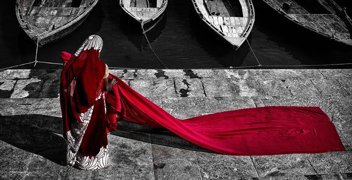 Je ris sous cape rouge