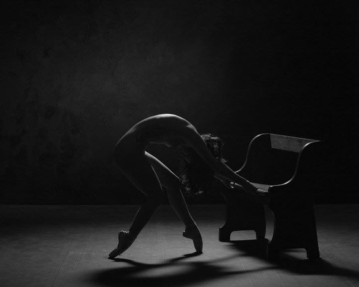 La danseuse nue timide