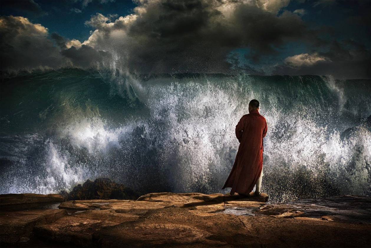 Debout devant la vague