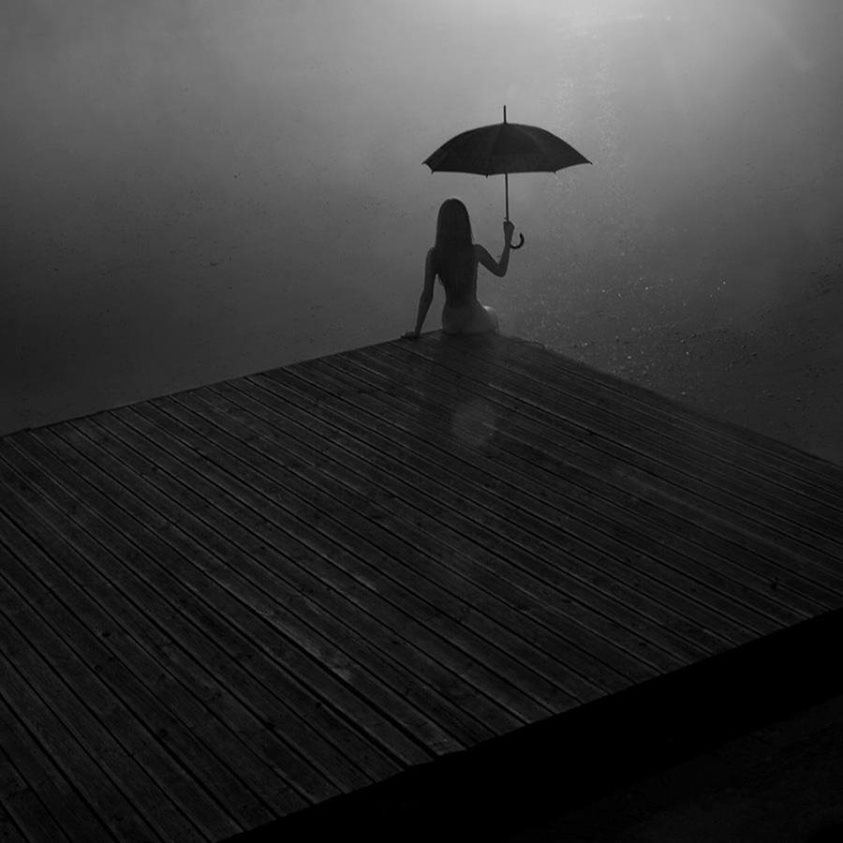 Juste vêtue d’ombre (nu