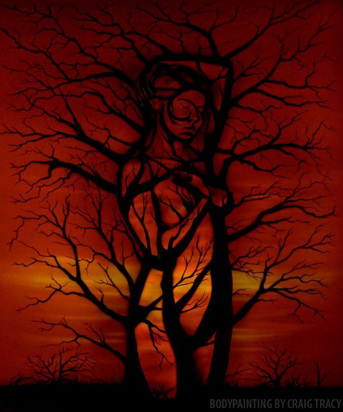 La femme dans l'arbre