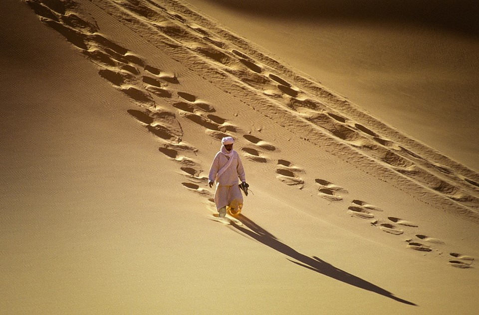 L’homme qui marche dans le désert