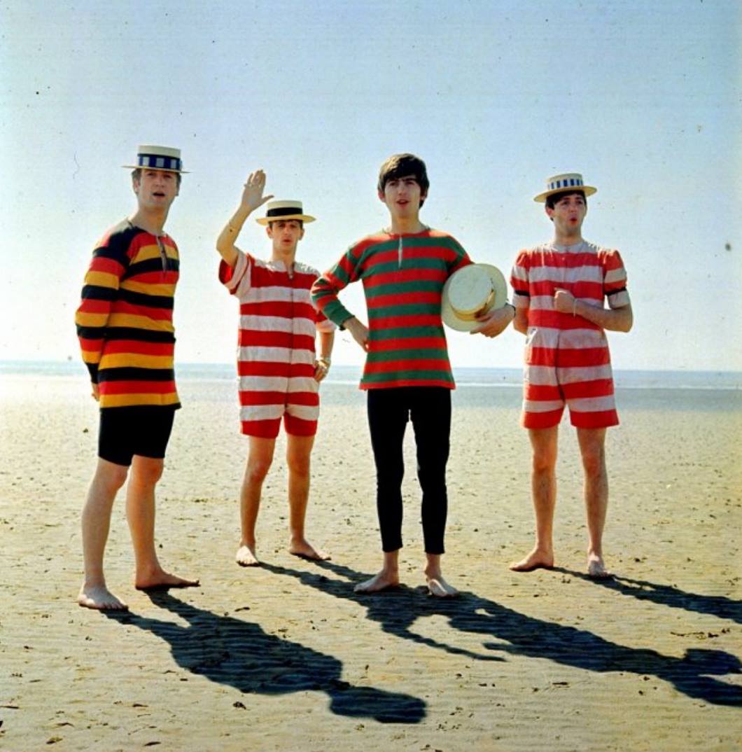 Quatre garçons sur le sable