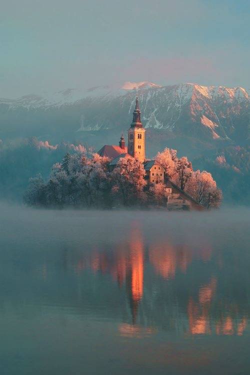 Le Mont mi-saint, mi-suisse