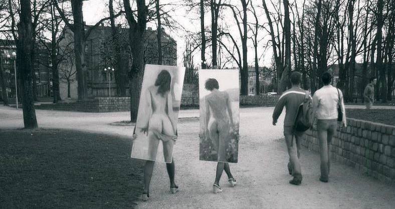 Les fesses prohibées (nu