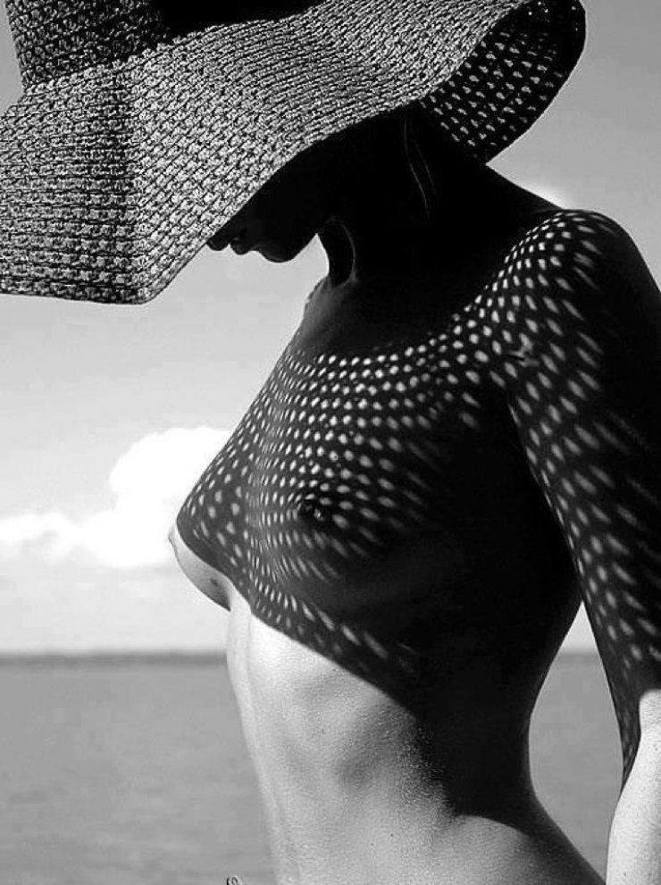 Juste une ombre l’habille