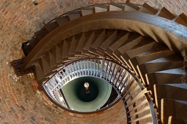 L’œil dans l’escalier