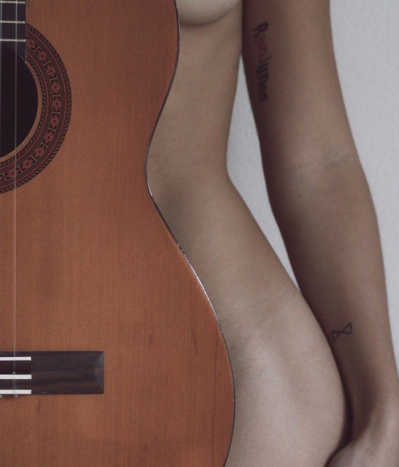 La fille à la guitare