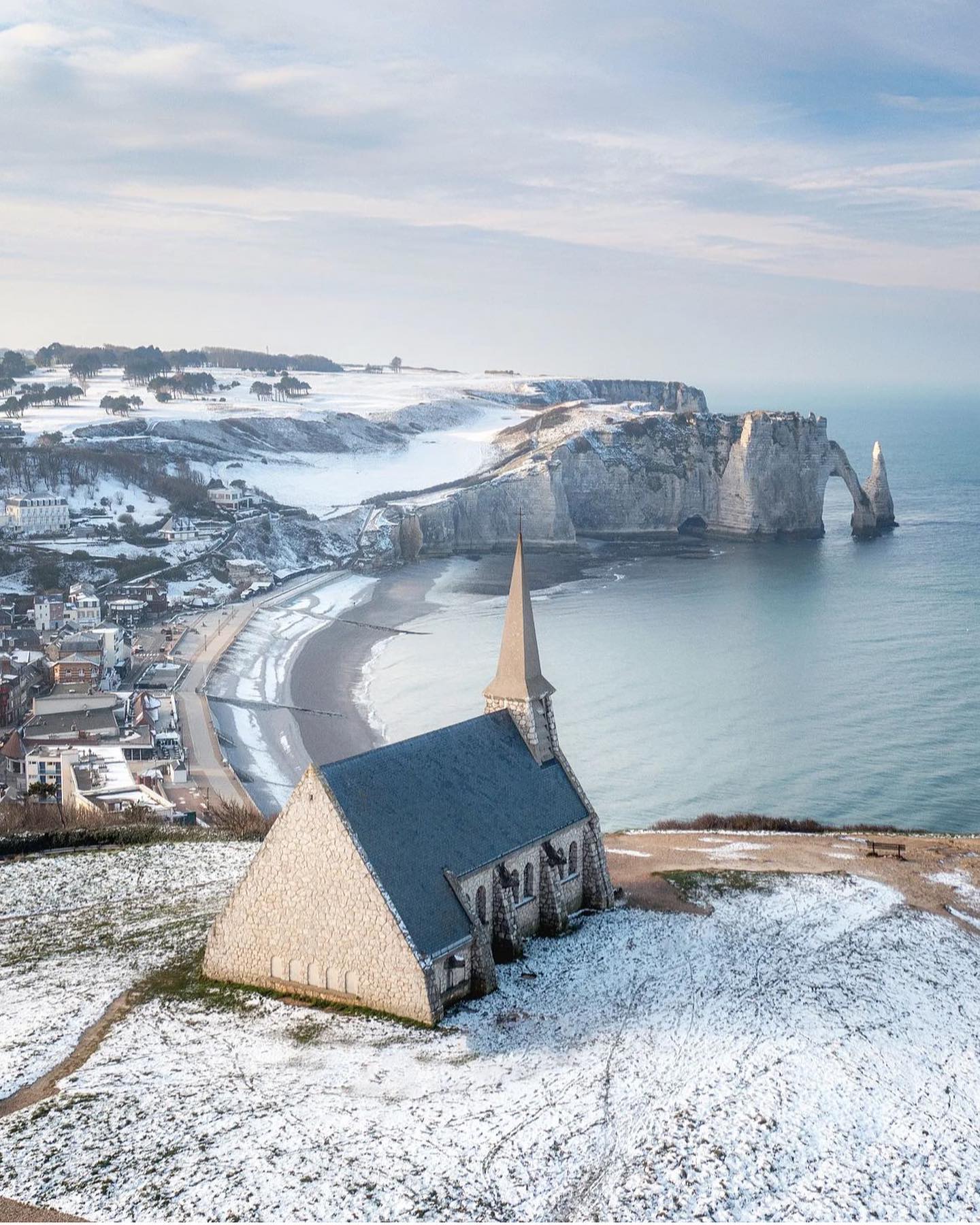 Voir Étretat sous la neige