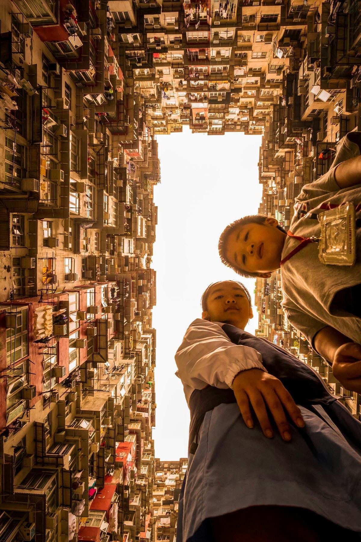 Deux enfants dans la ville