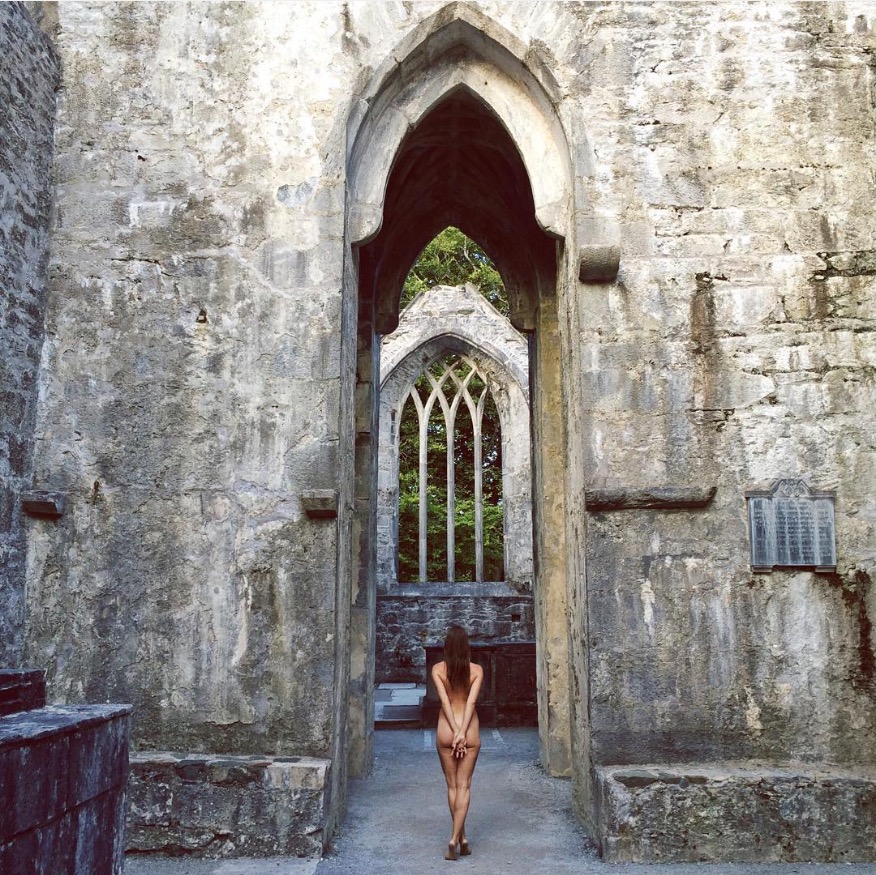 Tenue d’Ève exigée pour entrer dans l’église