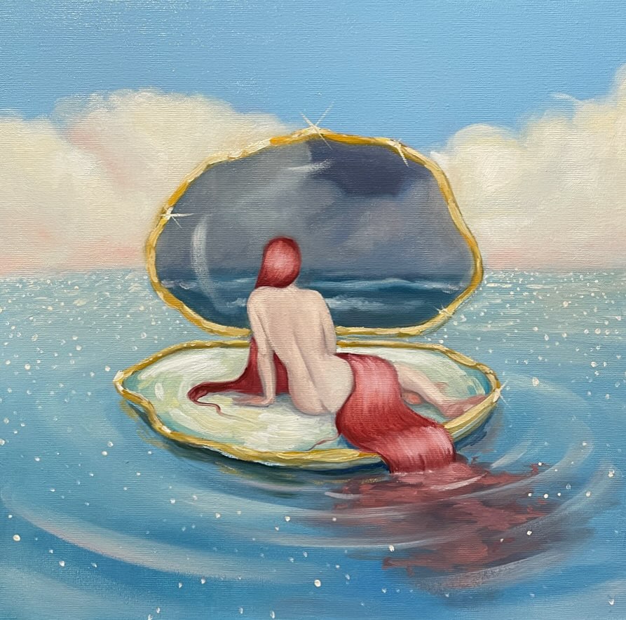 Illustration d'une femme avec des cheveux rouges, assise sur une coquille d'huître au bord de l'eau, regardant un paysage marin. Le ciel est bleu avec des nuages et des reflets scintillants sur l'eau.
