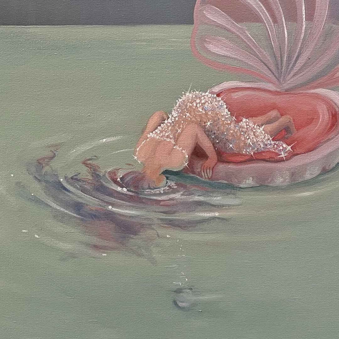 Une illustration d'une femme nageant dans l'eau, vêtue d'une robe scintillante, émergeant d'une grande coquille ouverte.