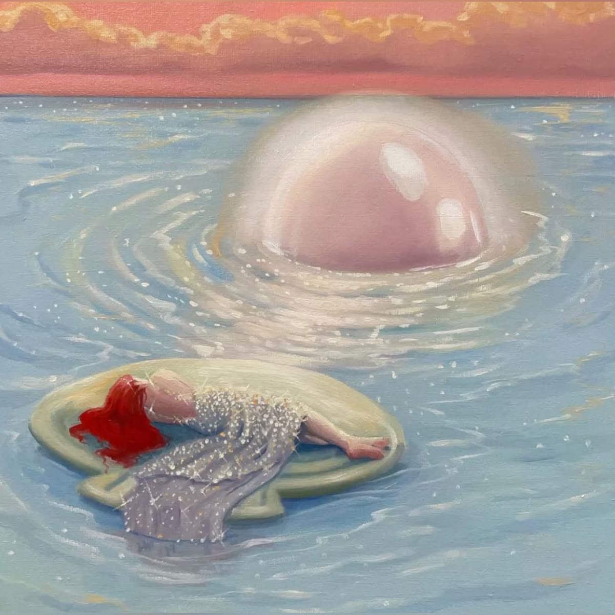 Une femme allongée sur une plateforme flottante dans l'eau, vêtue d'une robe scintillante, avec des cheveux rouges. Une grande perle émerge de l'eau à l'arrière-plan, sous un ciel rose au crépuscule.