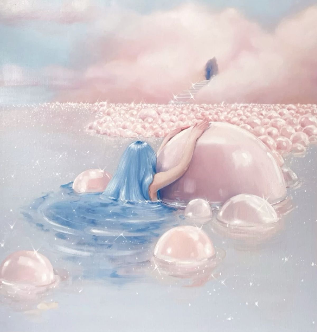 Une femme aux cheveux bleus émerge dans une eau calme, entourée de grandes perles roses et brillantes. En arrière-plan, un chemin de nuages surplombe la scène.