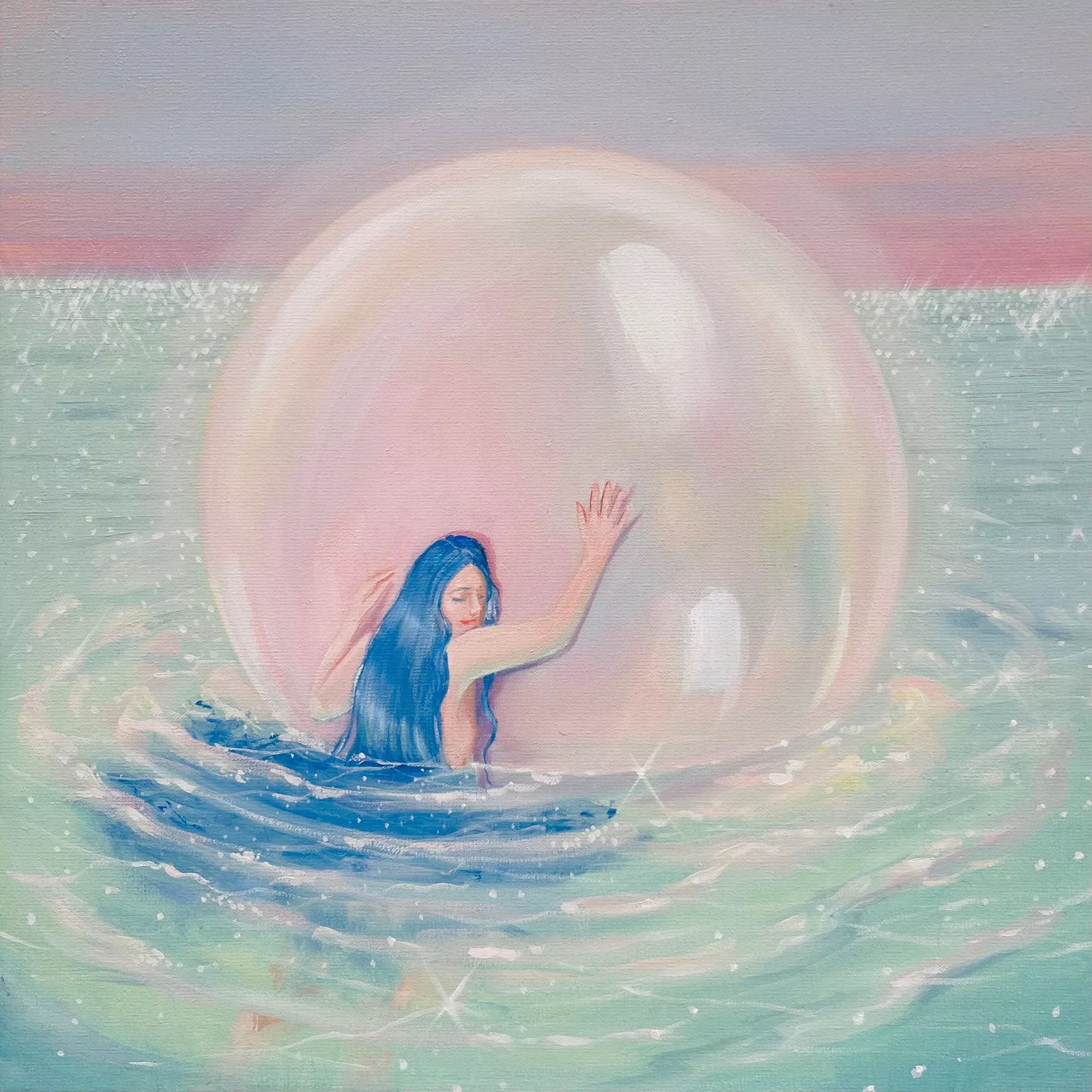 Une femme avec de longs cheveux noirs nage dans une eau turquoise, en tenant une grande perle brillante.