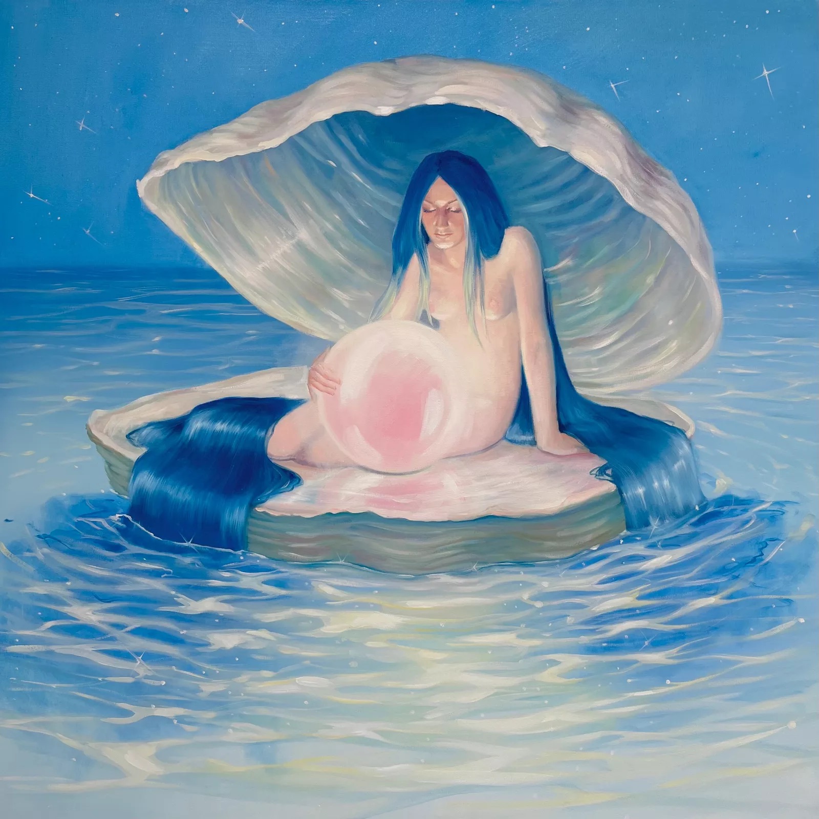 Femme assise dans une coquille géante, tenant une perle rose, entourée d'eau et d'un ciel bleu étoilé.