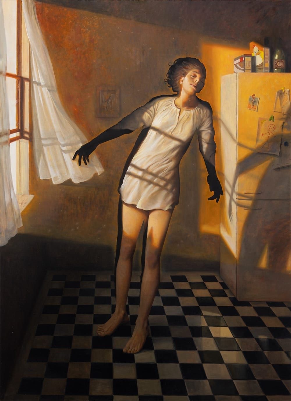 Une jeune femme dans une chemise blanche se tient dans une cuisine ensoleillée, avec des ombres projetées par les rayons de soleil à travers la fenêtre. Le sol est en damier noir et blanc, et un réfrigérateur jaune est visible à côté d'elle.