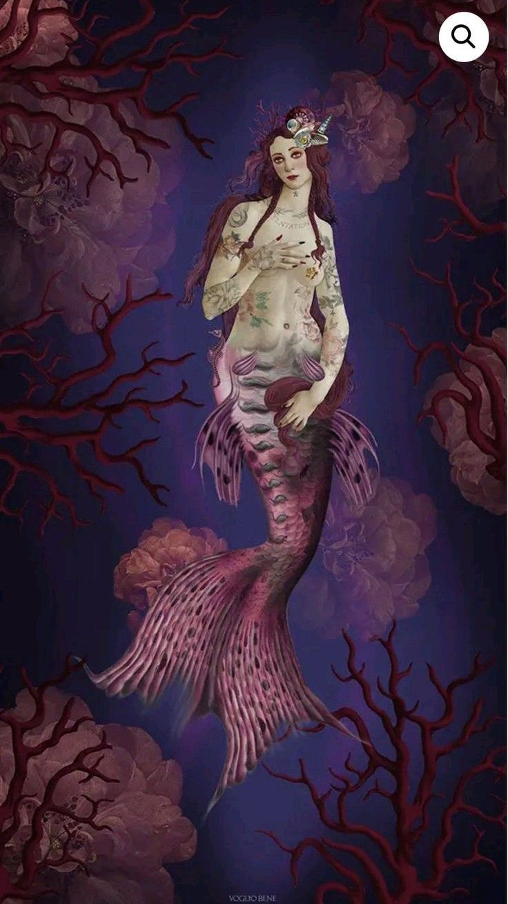 Une sirène avec des tatouages, des cheveux ondulés et des ornements marins, nager dans un océan de coraux rouges et de fleurs, sur un fond sombre.