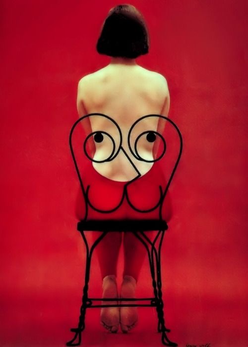 Le cul pile sur la chaise